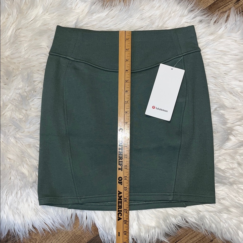 Lululemon BNWT Scuba High-Rise Mini Skirt in the color Grey Eucalyptus 68.00MSRP - Picture 8 of 9